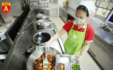 Cận cảnh bữa ăn bán trú của học sinh trong ngày đầu đi học